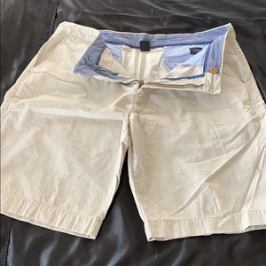 Crew men’s flat front shorts. Size 34w. Tan/creme